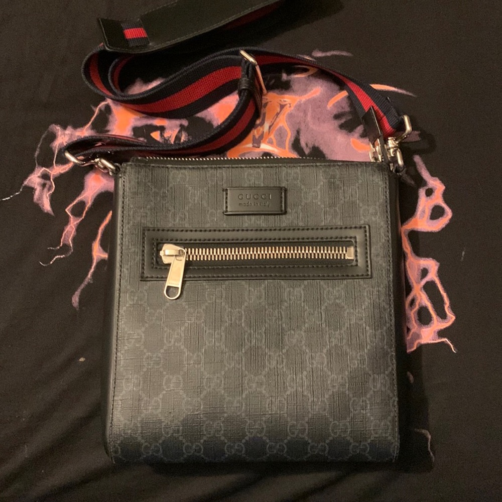 Gucci messenger side bag . 100%Authentic